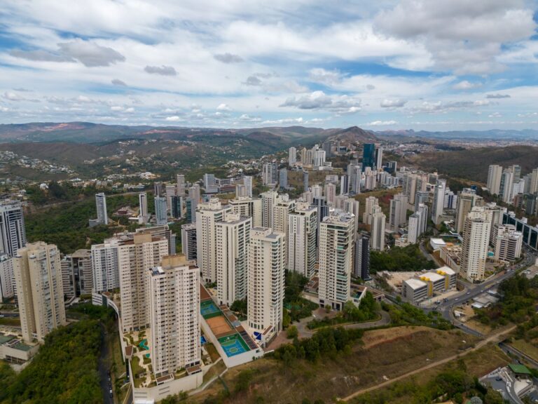 A stunning aerial view of Belo Horizonte's skyline with modern skyscrapers and mountainous backdrop.