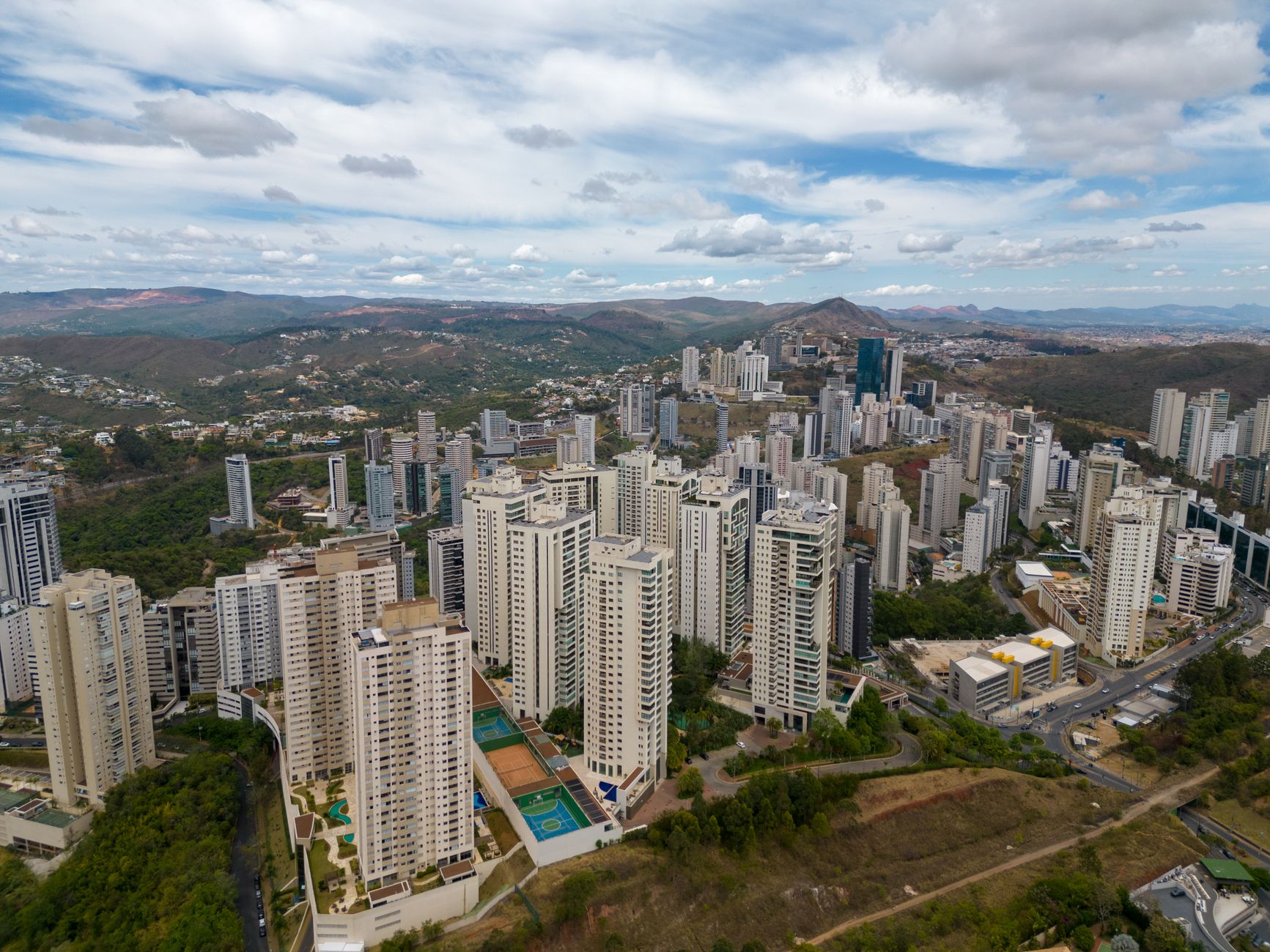 A stunning aerial view of Belo Horizonte's skyline with modern skyscrapers and mountainous backdrop.