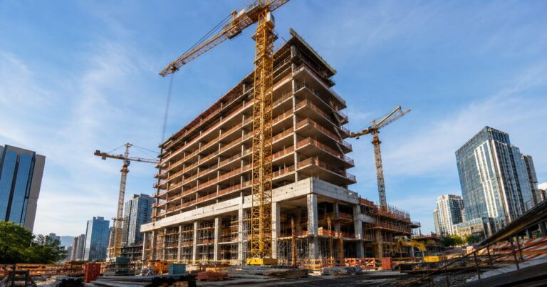 Canteiro de obras moderno representando o crescimento do fundo imobiliário MXRF11 através da sua 12ª emissão de cotas.