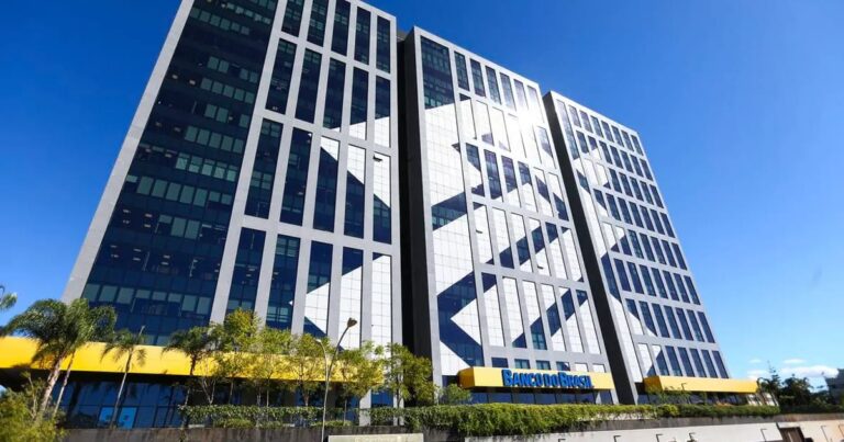 Imagem de um edifício comercial representando a venda de uma agência bancária pelo fundo imobiliário TVRI11.