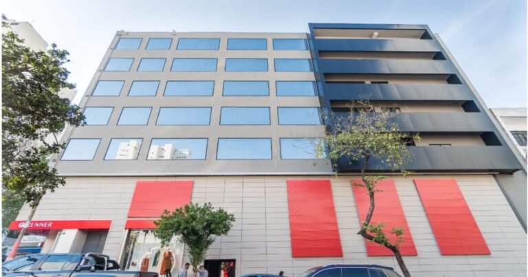Fachada de edifício comercial moderno em São Paulo representando o imóvel do fundo VINO11