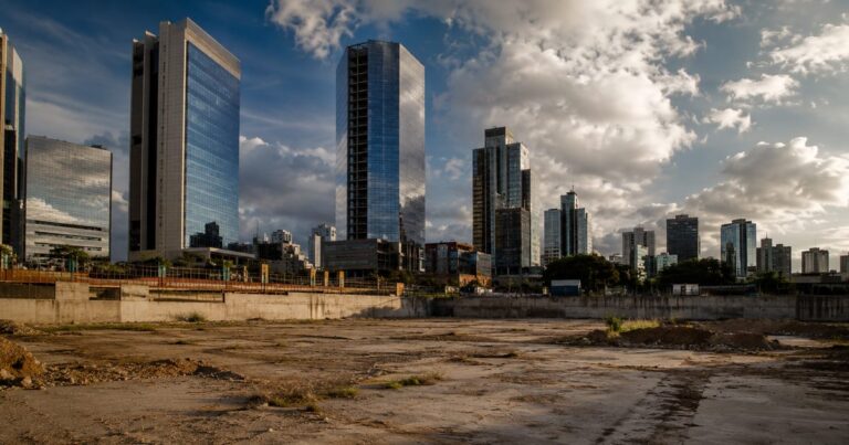 Imagem representativa de um imóvel de escritórios e terrenos em São Paulo
