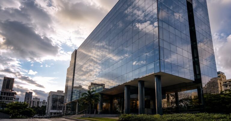 Prédio comercial espelhado no Rio de Janeiro representando o setor de lajes corporativas.