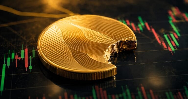 Moeda de ouro com marca de mordida sobre um gráfico financeiro, representando o efeito do come-cotas nos fundos de investimento.
