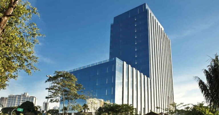 Fachada espelhada do edifício corporativo Faria Lima 4440 em dia ensolarado