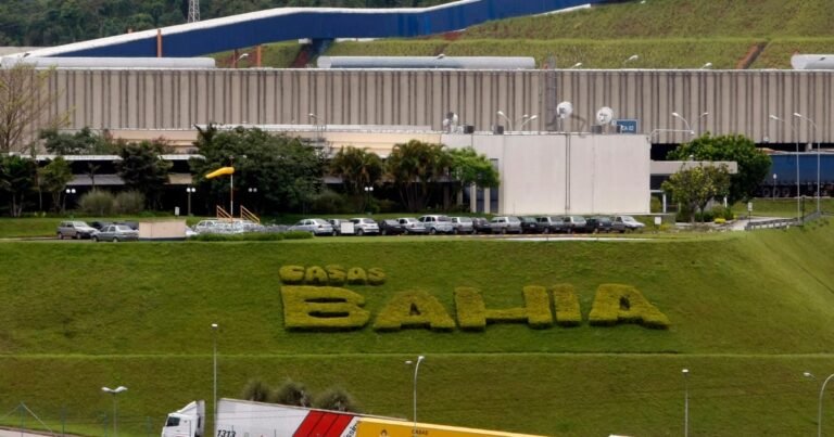 Galpão logístico visto de cima com diversos caminhões estacionados, representando os imóveis do fundo HSLG11.