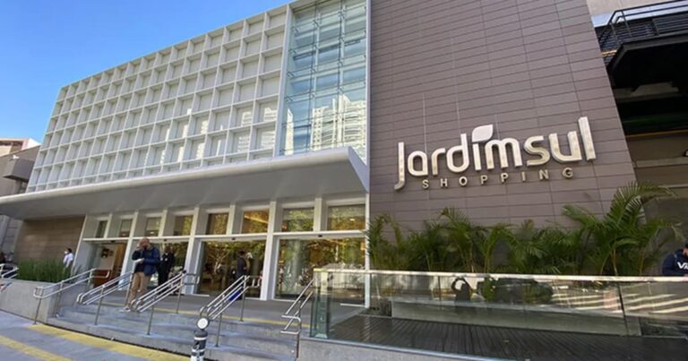 Fachada de shopping center moderno e iluminado simbolizando o investimento do fundo PMLL11