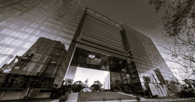 Edifício corporativo de alto padrão com fachada de vidro em São Paulo, ilustrando o setor de lajes comerciais.