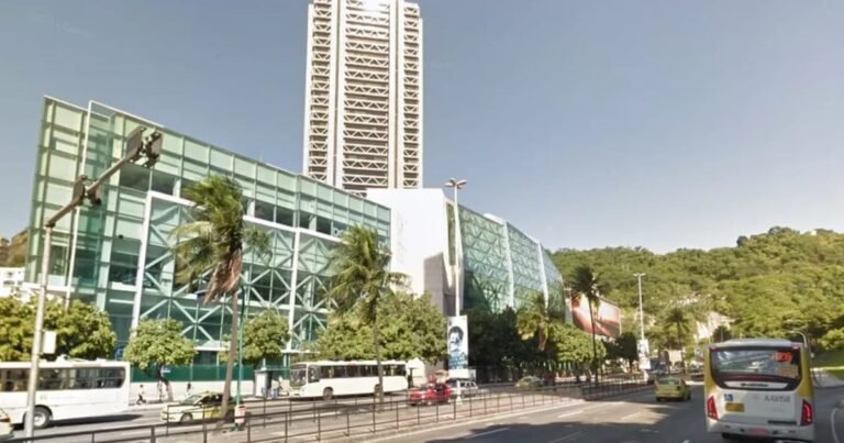 Edifícios comerciais de alto padrão com fachada de vidro, ilustrando negociações de fundos de lajes corporativas.