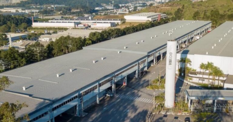 Vista aérea de galpão logístico moderno representando a atualização do portfólio do fundo imobiliário LVBI11.