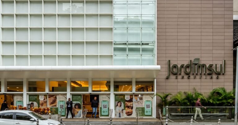 Fachada de um shopping center de alto padrão em São Paulo representando o Shopping Jardim Sul