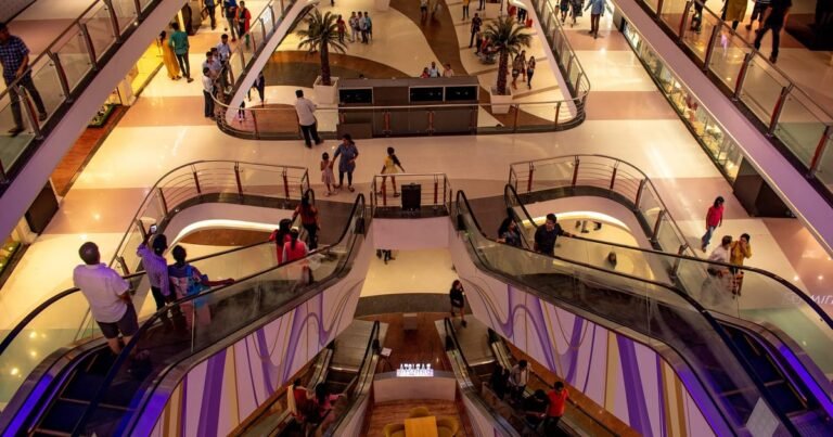 Fachada de um shopping center moderno, representando a compra de novos ativos pelo fundo imobiliário PMLL11.