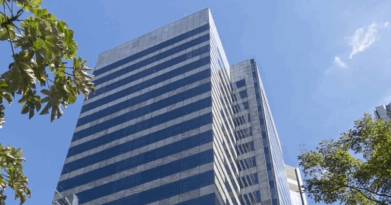 Arranha-céus corporativos espelhados em São Paulo ilustrando investimento do TEPP11.