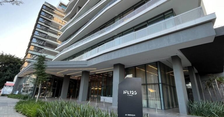 Fachada de edifício corporativo espelhado representando a nova compra do fundo TRXF11 em São Paulo.