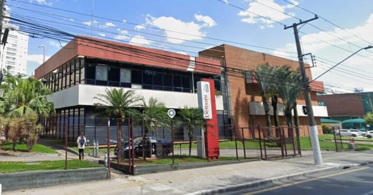 Prédio comercial moderno em São Paulo representando o imóvel comercial vendido pelo fundo imobiliário TRXF11.