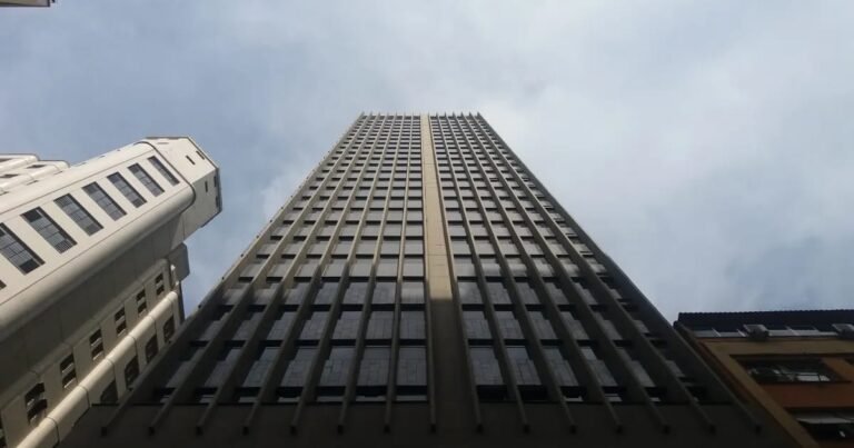 Fachada de um grande edifício corporativo comercial no centro do Rio de Janeiro.