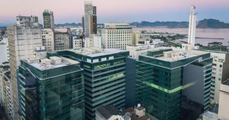 Fachada moderna de um edifício corporativo representando a negociação do Passeio Corporate pelo BROF11.