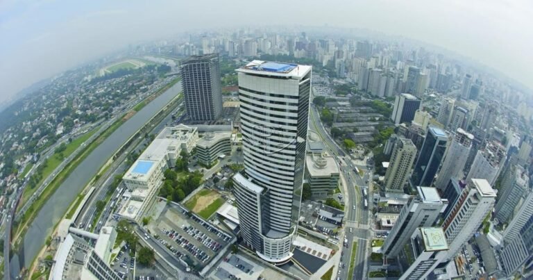 Edifício corporativo espelhado representando o E-Tower, alvo da venda pelo fundo imobiliário BROF11.